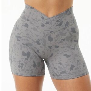 Alphalete Surface Power Short 5" - Pebble Print Stone Grey